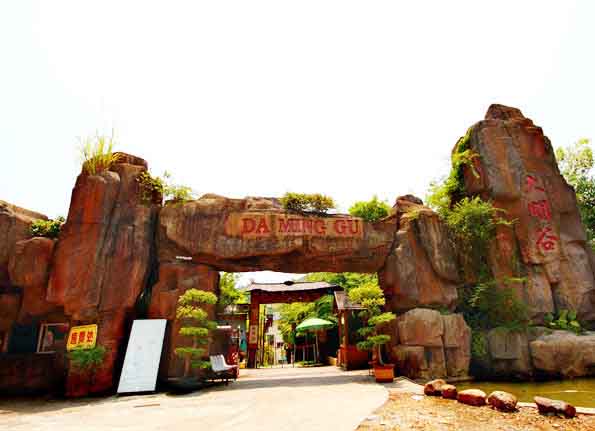 仿真假山大门造型特、工艺细腻—北京淡水河谷