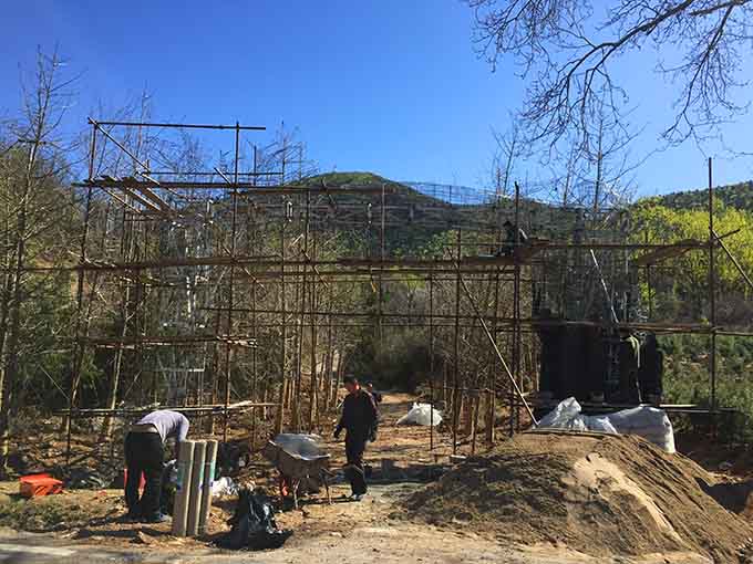 延庆小庄头村北梁安山庄仿真树大门制作完美竣工