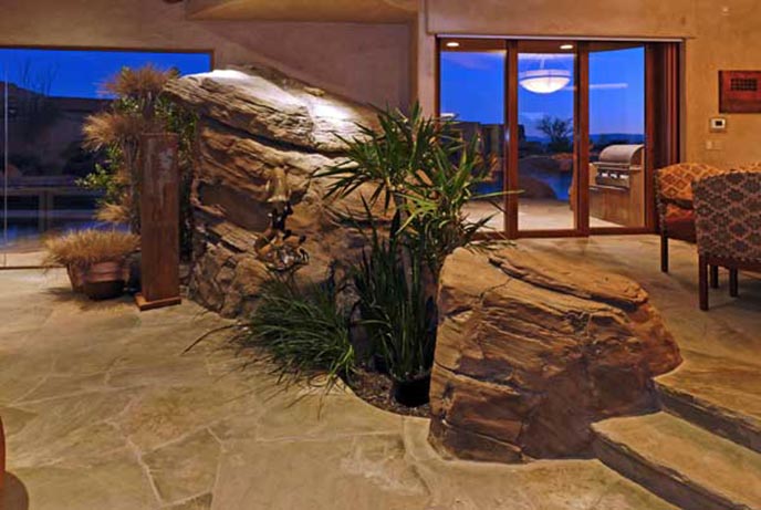 假山制作分为很多种，北京淡水河谷可以把假山制作在室内