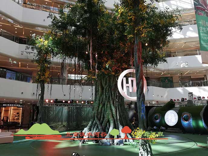 商场大厅用仿真树制作装饰打造绿色环保的购物环境