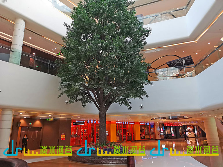 仿真树厂家在天津彩悦城制作了13米高的仿真榕树仿真银杏树