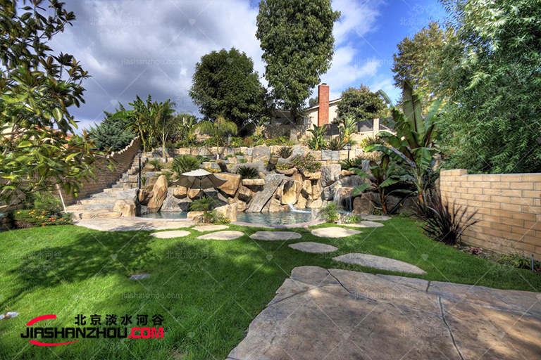 塑石假山为天目湖御水温泉度假村品定制与四周环境相映成趣