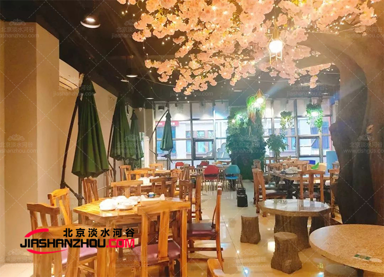 仿真树绚丽多彩的身姿让春天的美加耀眼夺目