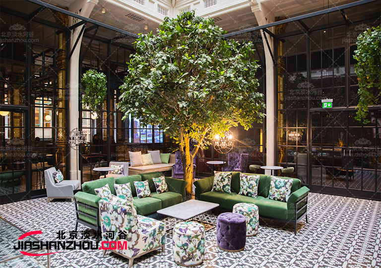 上海半岛酒店的环境装饰选仿真树得到了很多酒店顾客赞美