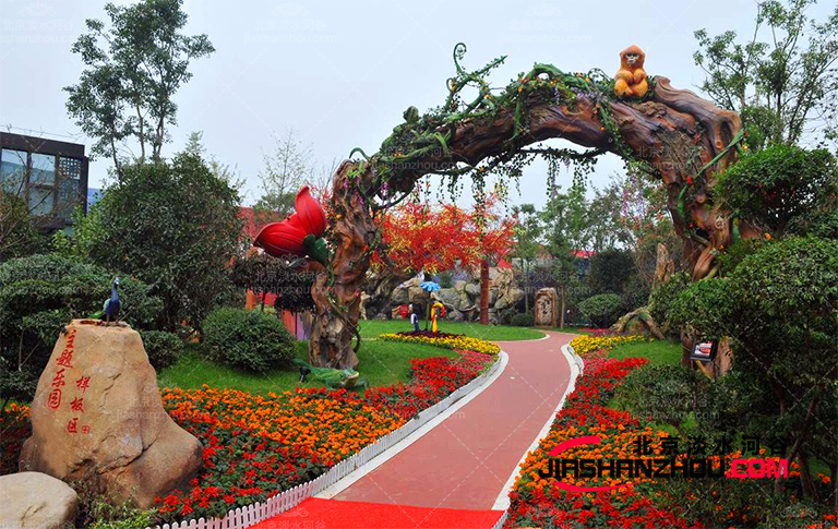 仿真树的实用特点以及节约人行道车道资源的优势