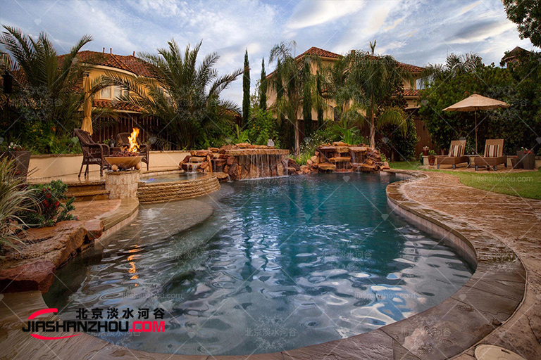 享受别墅塑石假山景观营造的欢迎回家的惬意轻松感