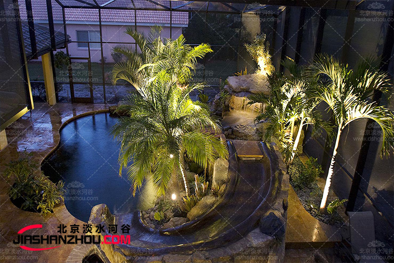 在阳光明媚的庭院中用仿真树创建阴影实现完美午后时光