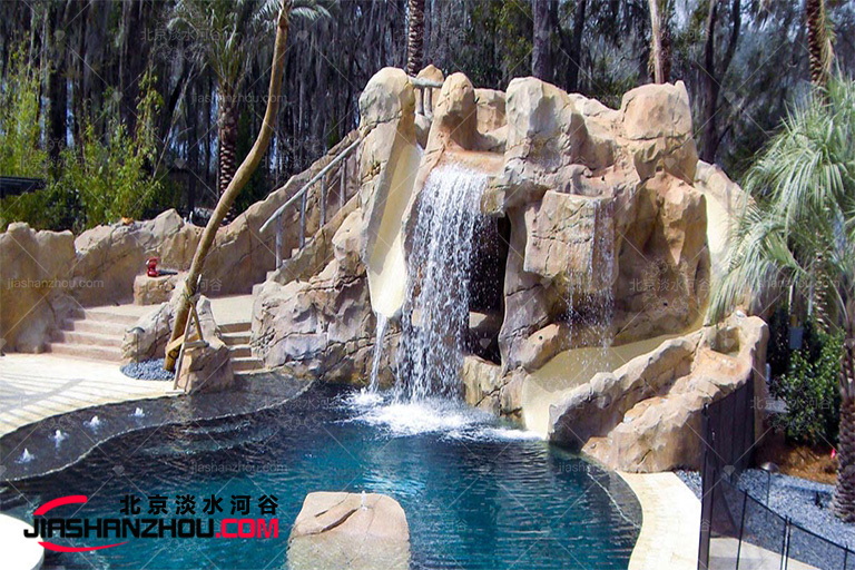 浙江望津里品酒店使用塑石假山打造绿色生态庭院