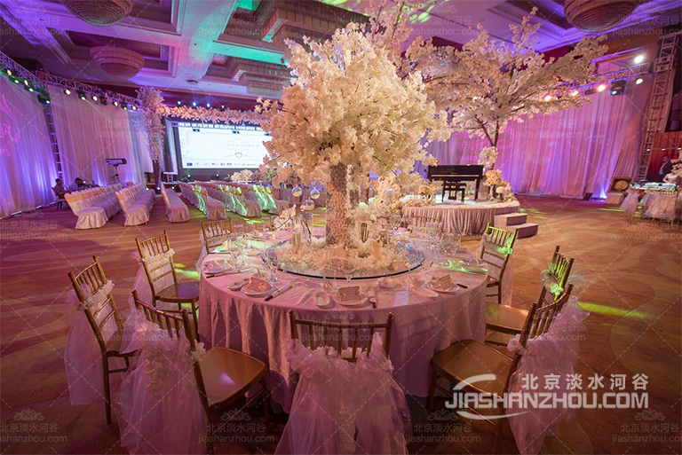 冬日婚礼用仿真树打造吸睛留住新娘美时光