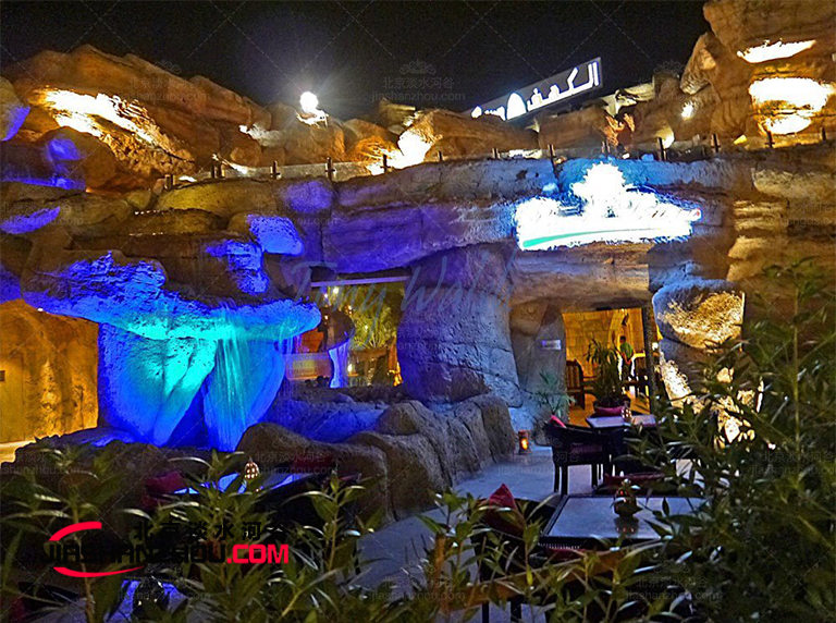 走进山洞式酒吧体验洞穴畅饮的欢乐