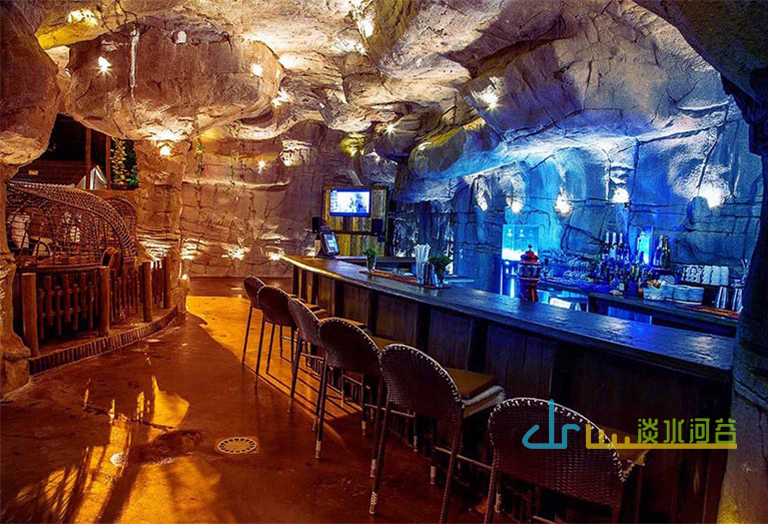 复古风格山洞式酒吧想猎奇的考验去试一试