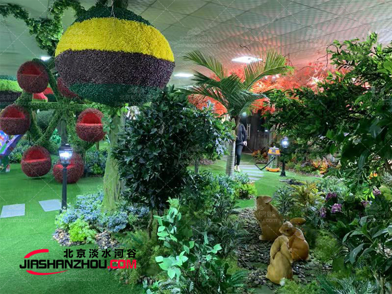 仿真树和活植物共生营造好持久的花园环境