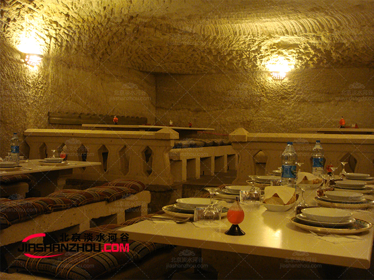 天然洞穴茶餐厅妙运用灯光照明加分不少