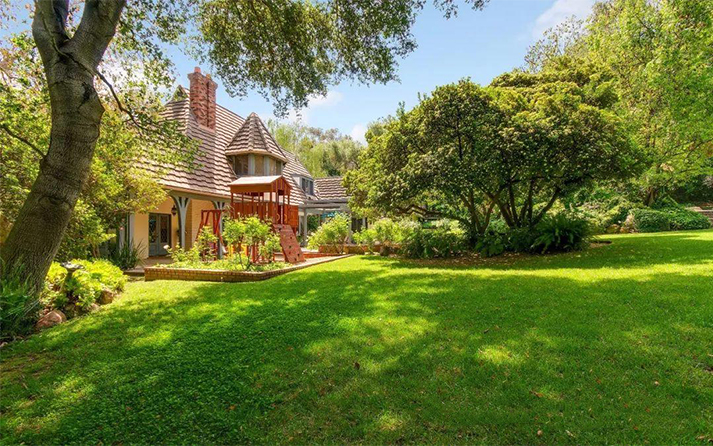 草坪护理-草坪被杂草堵塞时该怎么办