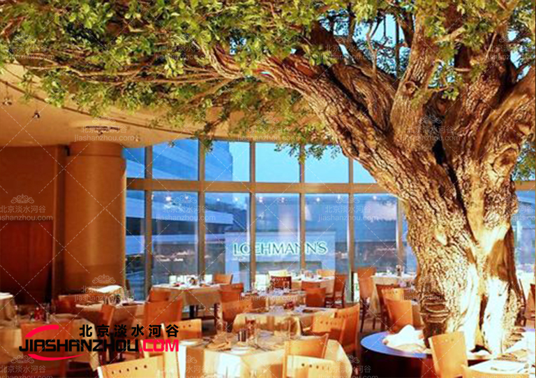 仿真树上装饰花环会漂亮要不进来看看