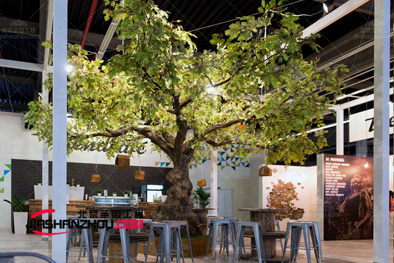 看北京厂家如何利用一棵仿真树美化整个景观空间!