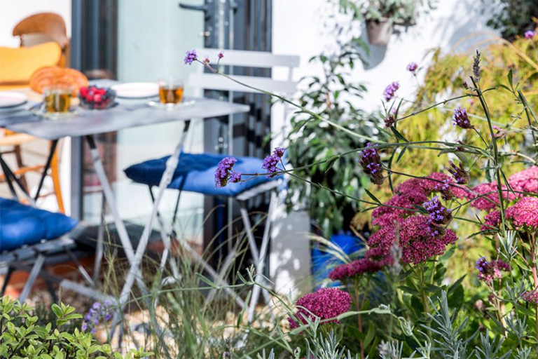 了解如何将城市花园从丛林变成拥有高架床和成熟仿真树木的绿洲