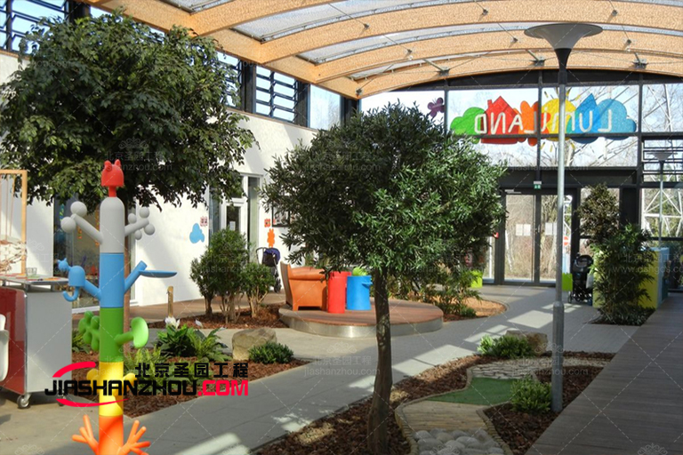 仿真树重新塑造餐厅和酒店的外观就像御汤山熙园别墅一样