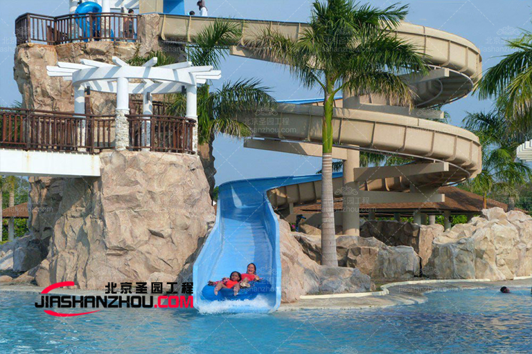 厂家又醒参与山东炫乐城游乐园塑石假山景观制作