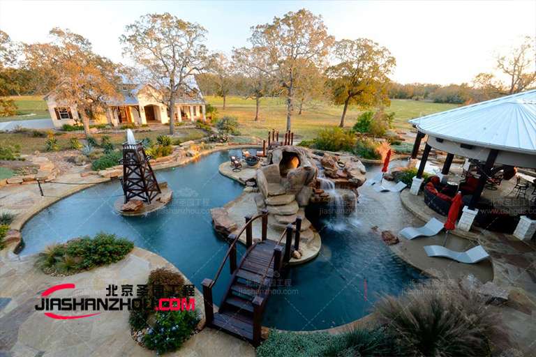 深圳纯水岸带凉棚休息区的塑石假山景观别墅庭院设计