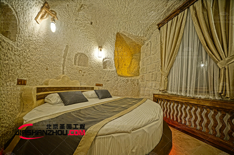 在预算范围内创造一个心设计的洞穴主题盐疗别墅空间