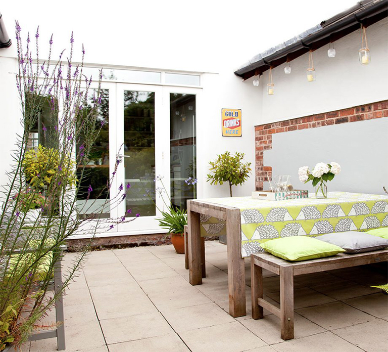 环顾这个带有绿色和灰色方案的现代植物花园