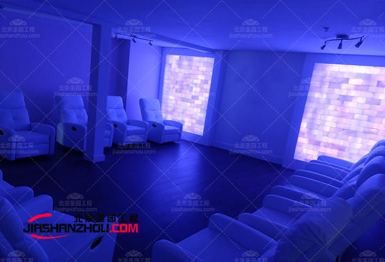 盐洞汗蒸盐疗房搭配白色是一个有吸引力的选择