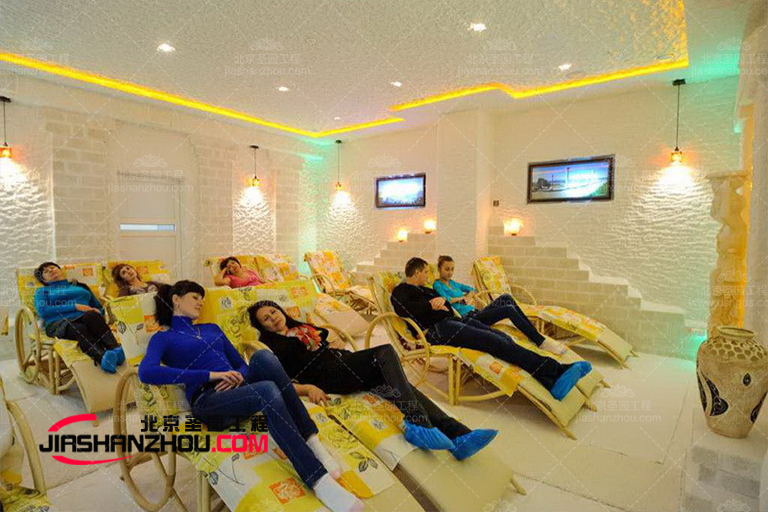 全白配色搭配银色点缀让盐洞汗蒸盐疗房空间显得特而致