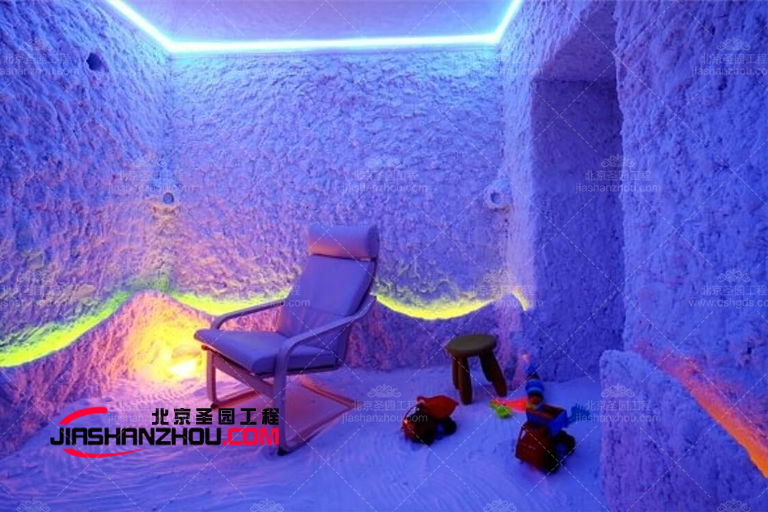 仿真洞穴式主题盐疗房使用冷色调给人轻盈／舒适的感觉