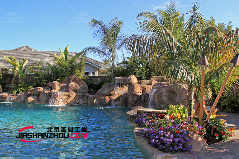棕榈树环绕的TCP塑石假山水池景观进一步增强了海滩氛围
