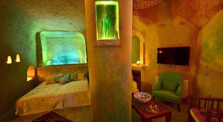 仿真洞穴酒店巧妙的设计营造出让人感到温暖的空间