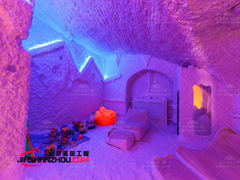 浅色视觉元素和不同纹理使仿真盐洞盐疗酒店打破常规配色