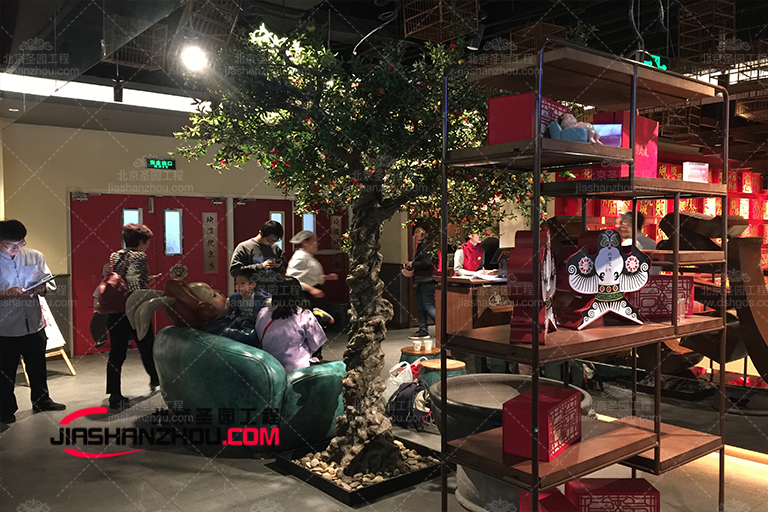 做工细的人造绿色仿真树植物让空间充满异国情调