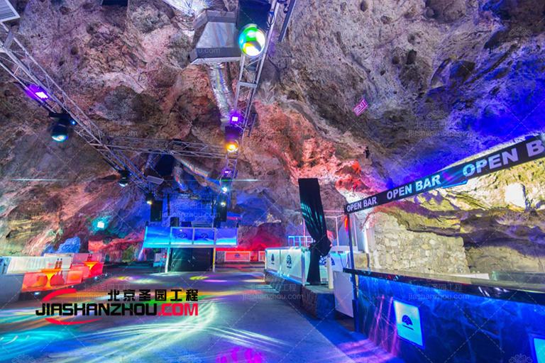 鲜艳色彩和现代材料赋予仿自然盐洞茶餐厅现代的吸引力