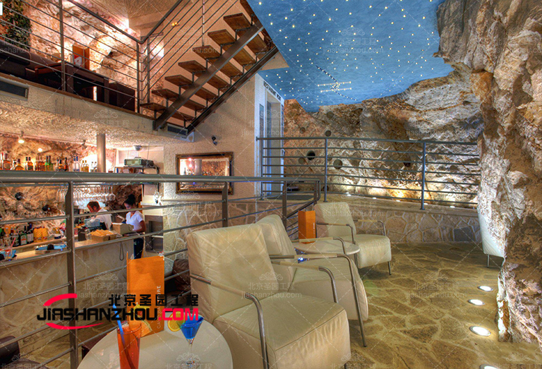 带有法式门的仿天然山洞主题餐厅有着特的氛围和美感
