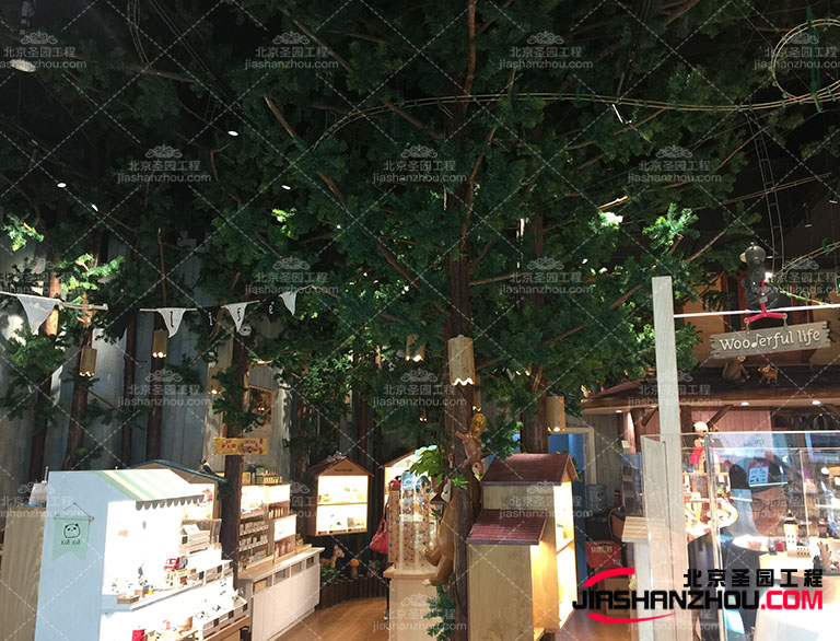 仿真树与真实植物结合的f 景带给人们视觉上的享受