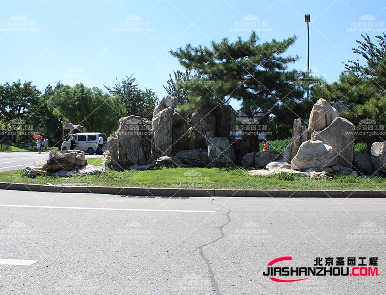 塑石假山是在园林景观中重要的造景素材