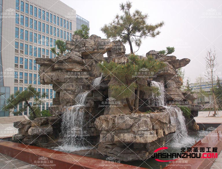 塑石假山表面处理手法各不相同，表现出的效果也不同