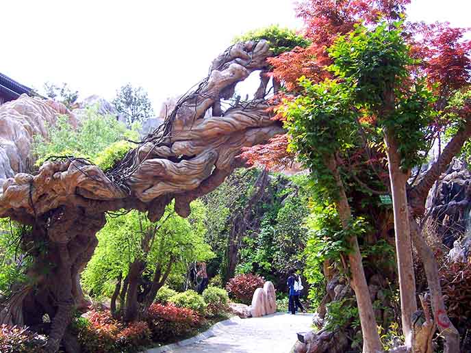 仿真树大门是大型园林景观中最受欢迎的装饰
