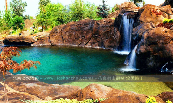 塑石假山是自然的山川所微缩的仿造景观