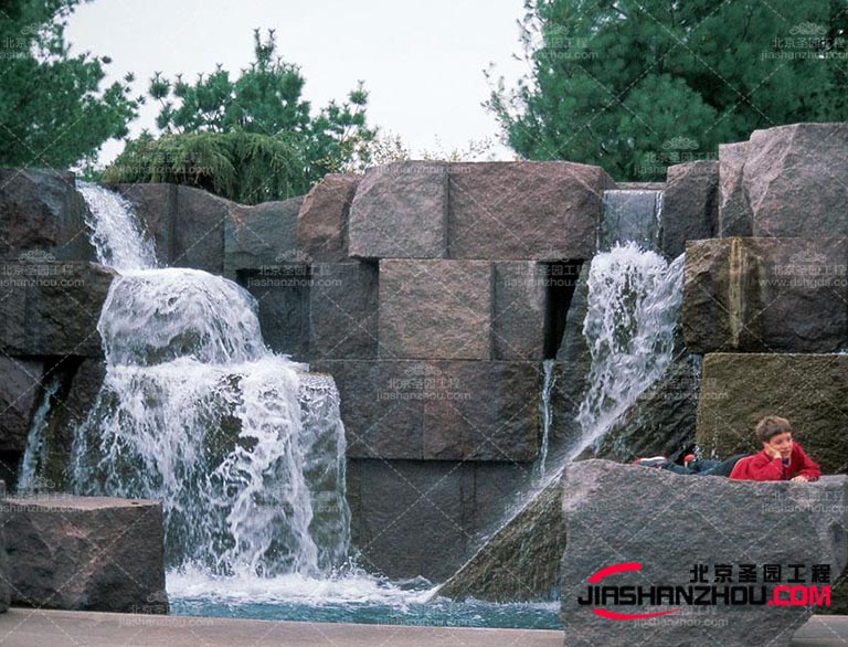 塑石假山可以为园林景区引入多的自然元素，增加植被覆盖