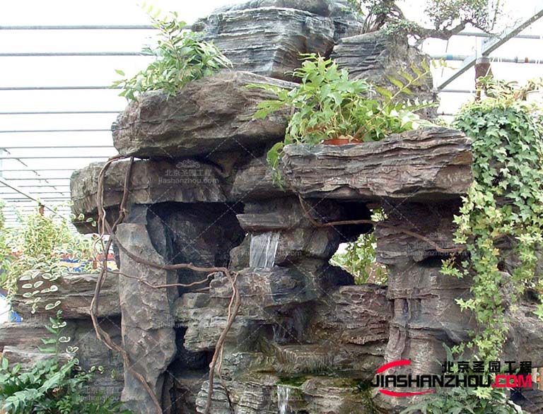 其实现在的塑石假山还可以根据需要进行灯光设计增加夜景效果