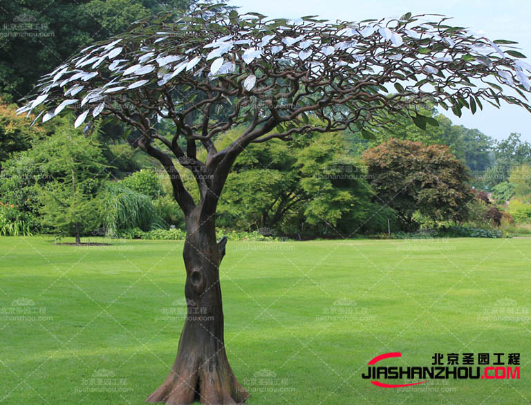 仿真树在公园园林中是很重要的装饰它们可以增加公园的美观度和自然感
