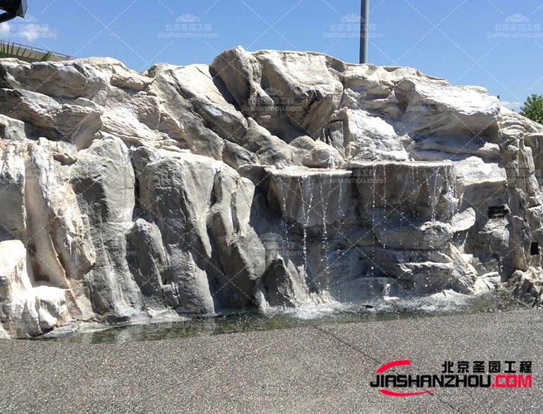 如公园、商场等地方建造塑石假山景观让多人有机会欣赏