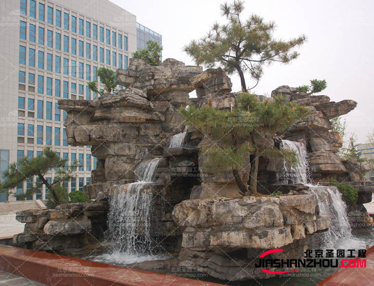 在制作塑石假山时可以采用以下步骤来提高其牢固度和安全性