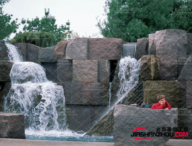 后塑石假山的美观性也很重要，需要根据场地环境