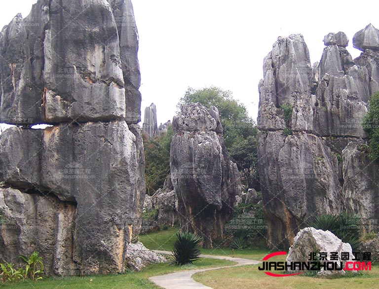 在设计假山的形状和f 格时也需要考虑其环境和景观融合的问题