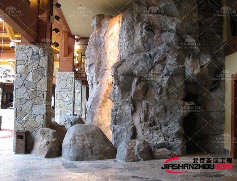 其实塑石假山的寿命很长还可以搭配一些自然环境来进行装饰