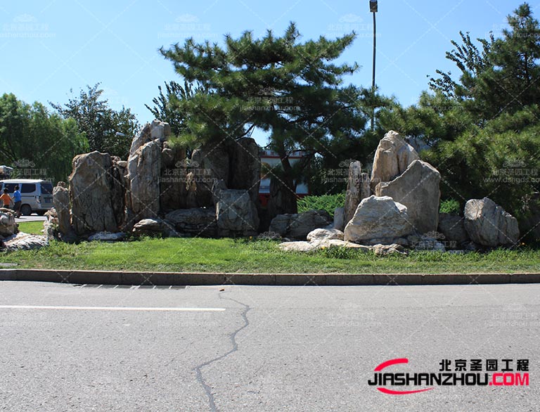 塑石假山的灵活性和可定制性非常高，可以满足不同场所
