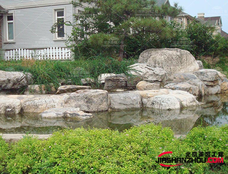 塑石假山还有一些其他的优点先，它具有轻质化的特点